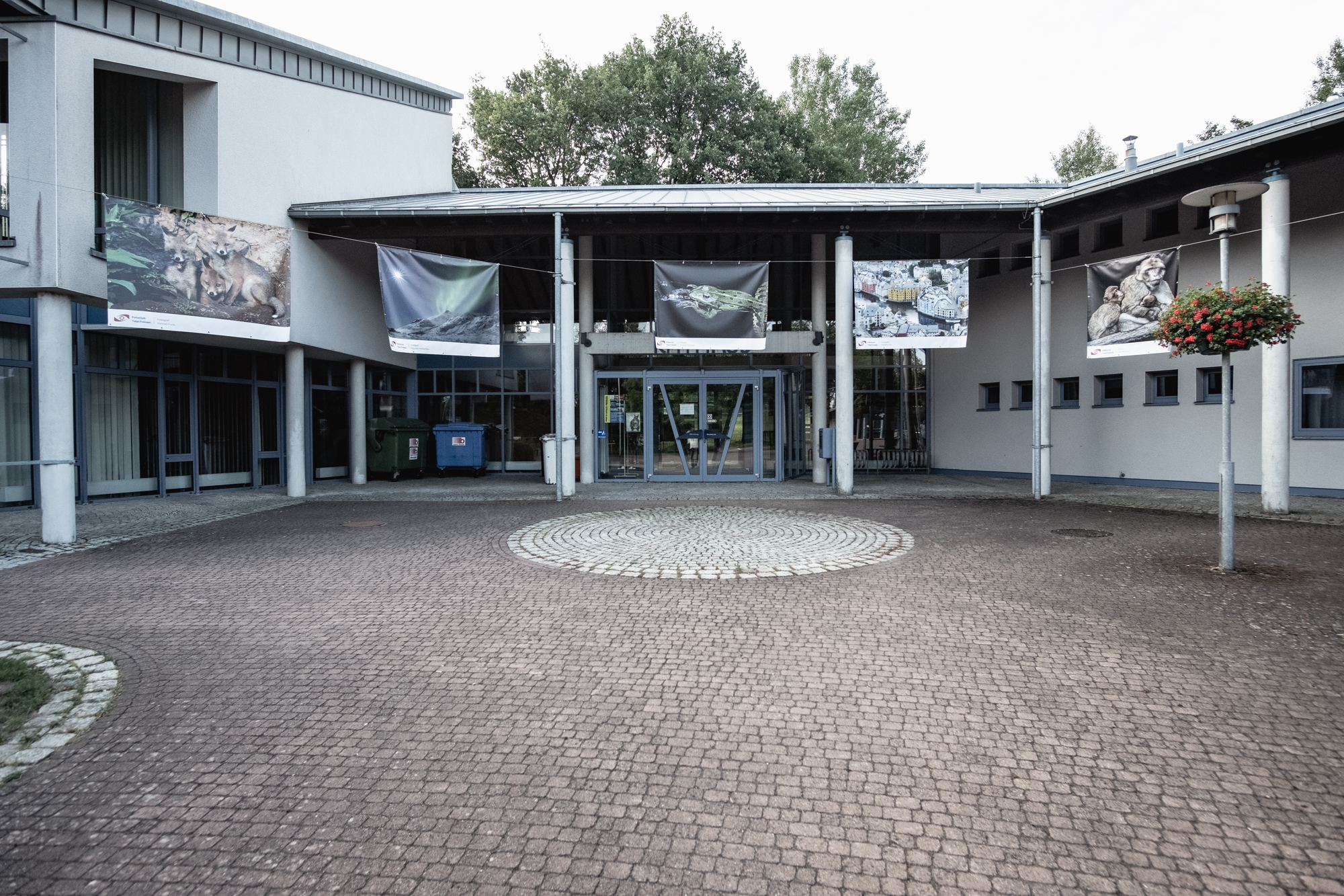 Fotoclub Freisen verschönert den Rathausvorplatz mit Fotos im Großformat